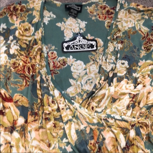 Bell sleeve floral crop top - Picture 7 of 8